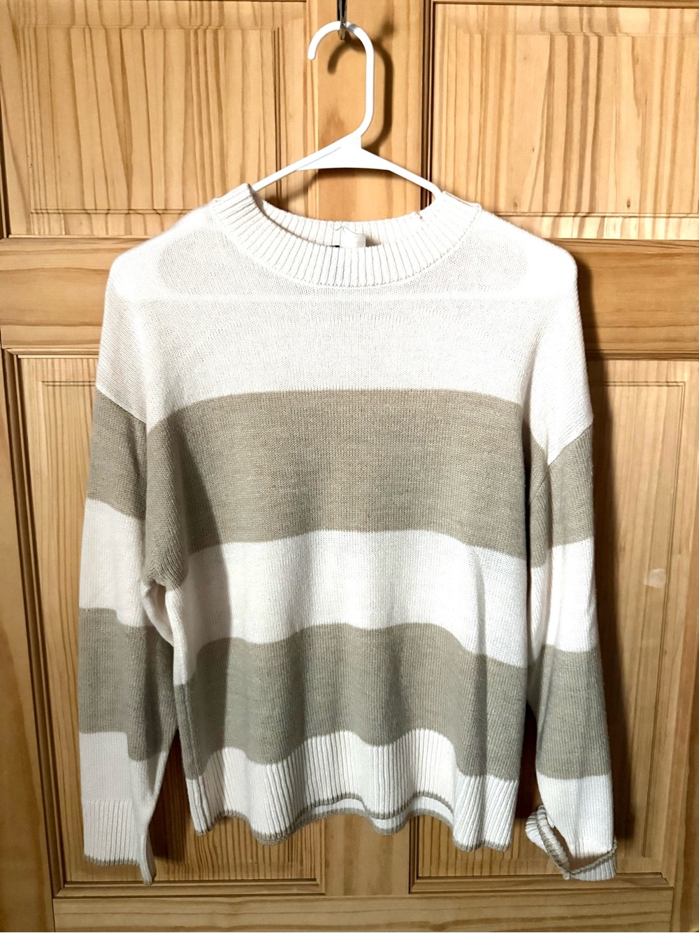 Women’s Cream and Tan Striped Crewneck Sweater H&M Size Small